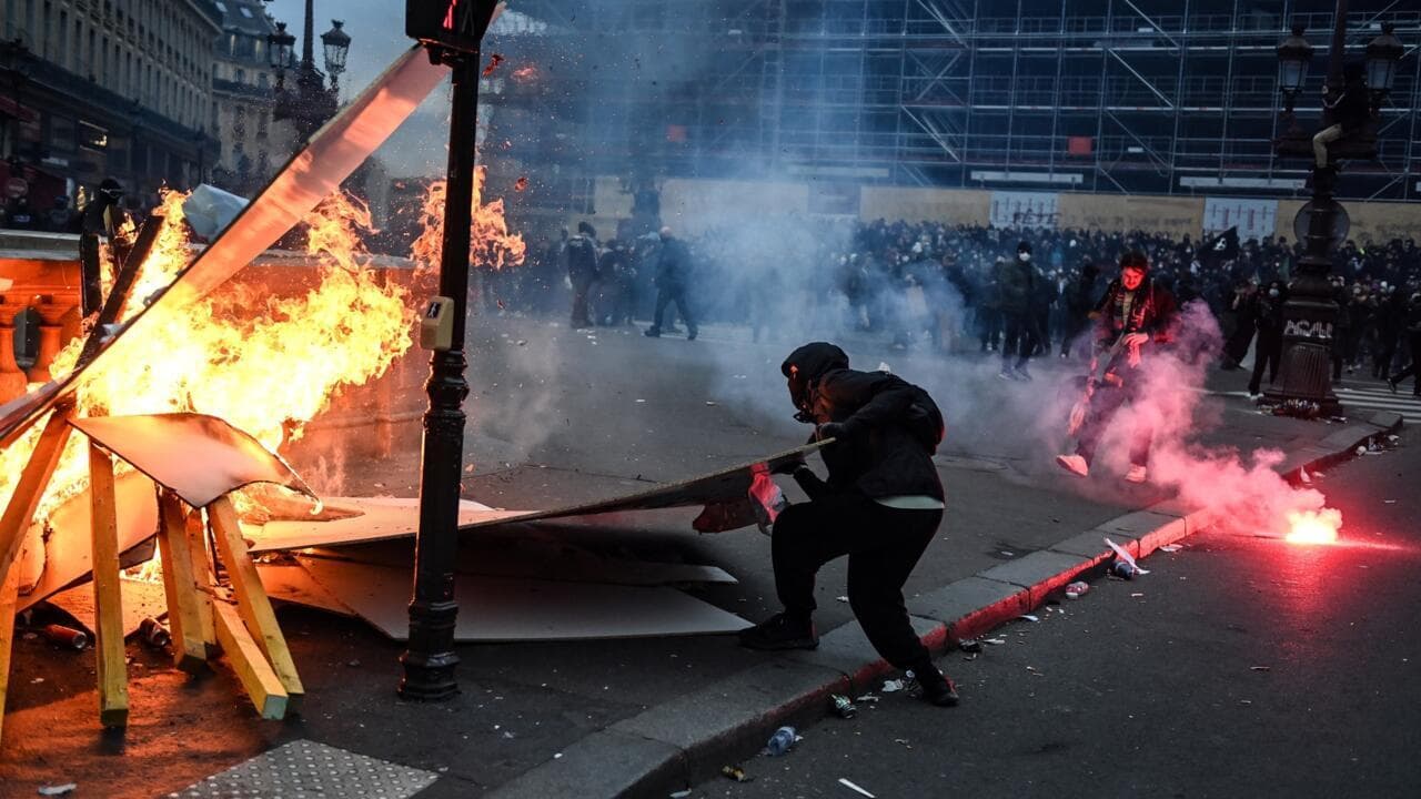 France protests: 1,800 arrests amid violence