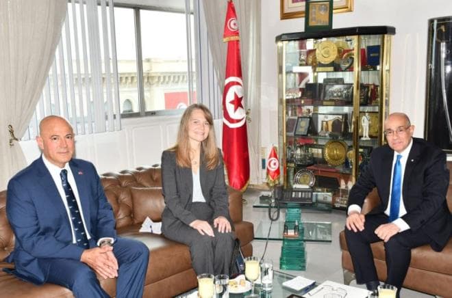 وزير الدفاع يواجه مسؤولة أمريكية عن التهديدات الدفاعية