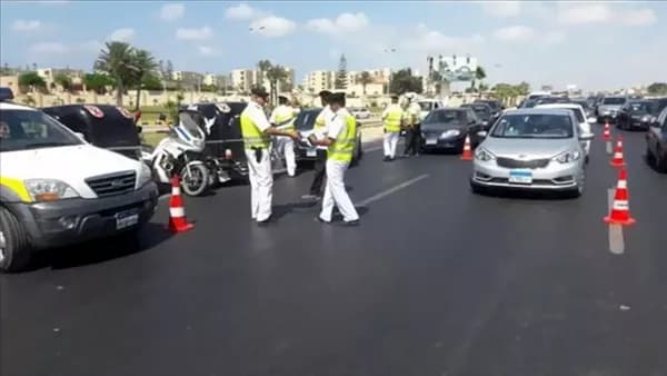 حملات مرورية لضبط مخالفات الملصق والخوذة