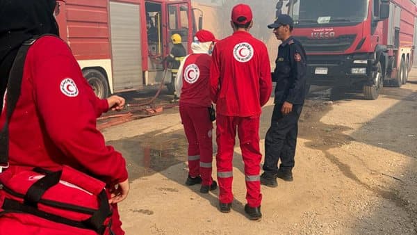 الهلال الأحمر يدعم الدفاع المدني في حريق بدر