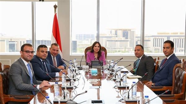 وزيرة الإسكان تراجع تطوير الهيئة السياحية