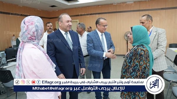 رئيس جامعة أسيوط يطلع على فحوصات الطلاب الجدد