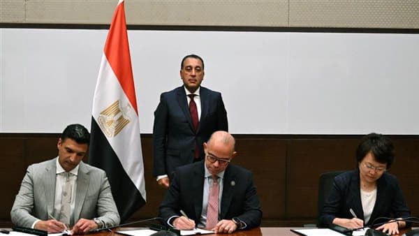 رئيس الوزراء يوقع مذكرة لإنشاء مصانع سيارات مصر