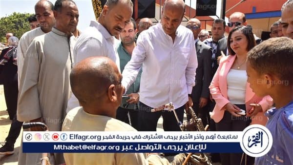 محافظ أسيوط يوفر كرسيًا كهربائيًا لذوي الهمم