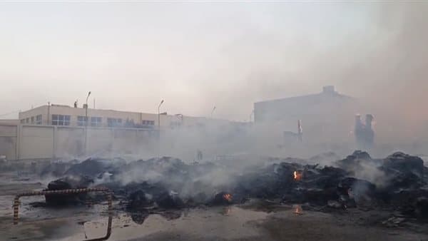 محافظ القليوبية يتابع إخماد حريق مصنع الكرتون بالعبور