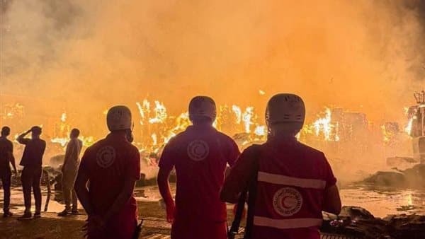 الهلال الأحمر المصري يسيطر على حريق مصنع كرتون بالعبور