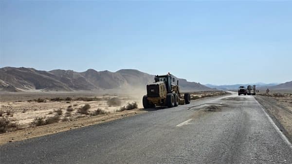 «الطرق والكباري» تنفي تدهور طريق قفط–القصير وتؤكد استكمال التطوير smoothly
