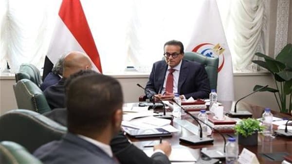 وزير الصحة يتبادل مع فيليبس سبل تعزيز التصنيع الطبي بمصر