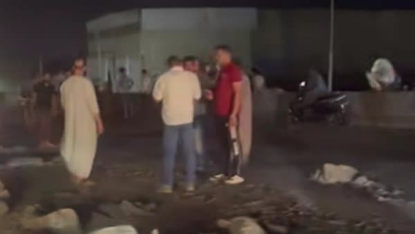 تصادم يوقع حمولة أسمنت على طريق بنها