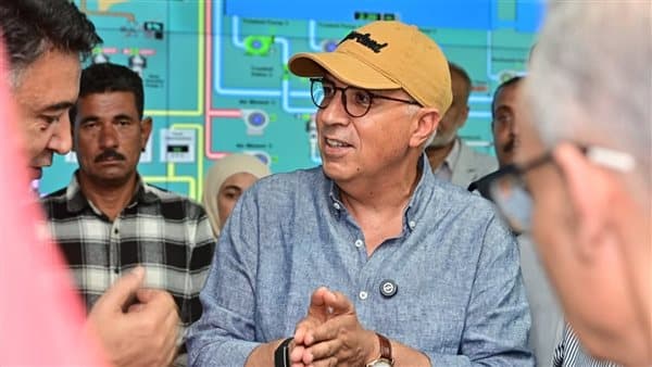 وزير الري يزور السويس ويطمئن على المياه