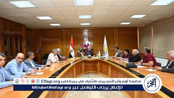 رئيس جامعة أسيوط يعقد اجتماع وحدة المشروعات