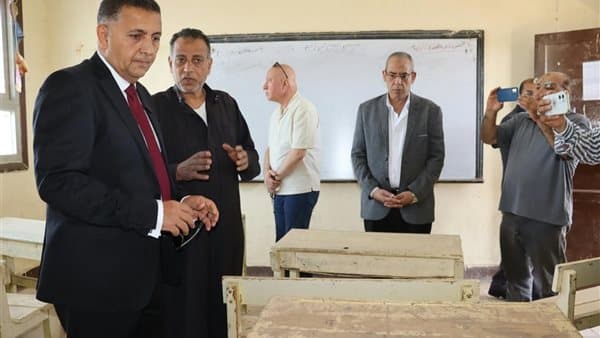 محافظ القليوبية يتفقد المدارس بكفر شكر وبنها