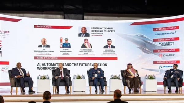 وزير الطيران يشارك في مؤتمر تكنولوجيا الفضاء