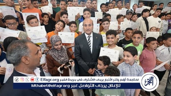 محافظ أسيوط يسلم شهادات للخريجين