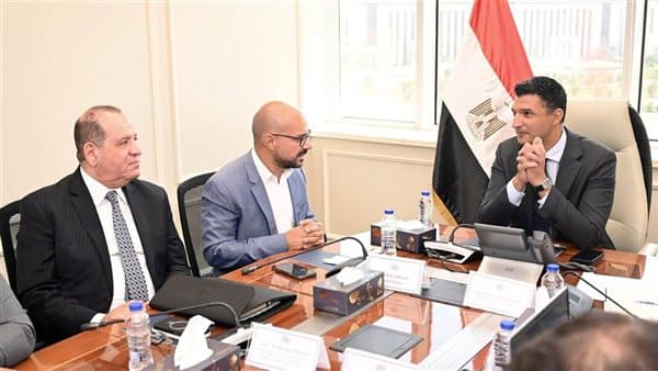 وزير الصناعة يناقش استثمارات جديدة مع «بيتي مصر»