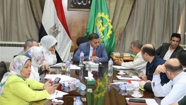 حسام عبد الفتاح يتلقى شكاوى القليوبية