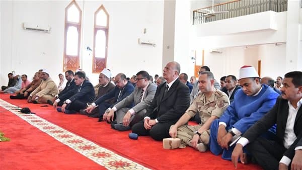 محافظ قنا يفتتح مجمع المواقف ويؤدي صلاة الجمعة