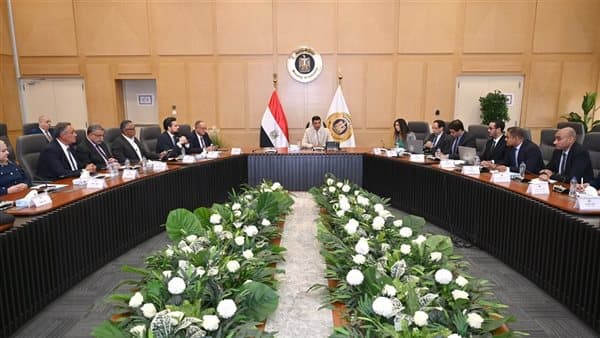 وزير الصناعة يناقش تطوير صناعة الأثاث