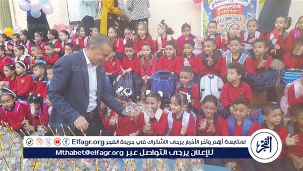 مدير مدرسة درية الحسيني يرحب بالطلاب في بداية العام
