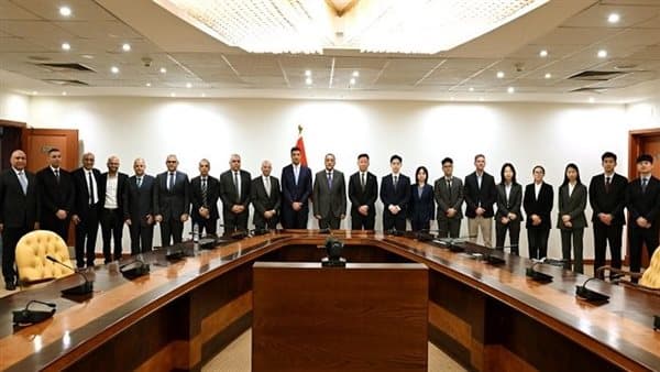 رئيس الوزراء يوقع عقد مصنع البطاريات