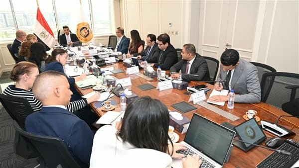 وزير الصناعة يناقش مشاريع البنك الأوروبي بمصر