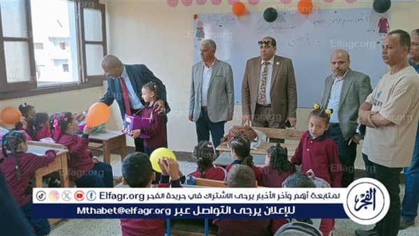 وكيل تعليم أسيوط يتابع الدراسة ويوزع هدايا