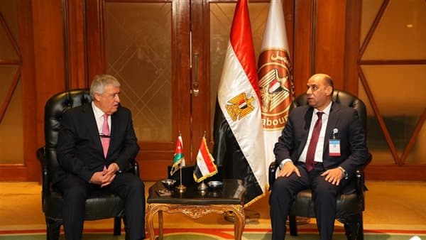 وزير العمل يناقش أوضاع العمالة المصرية مع نظيره الأردني