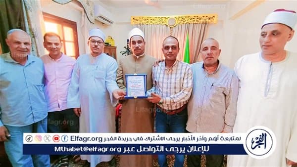 مدير أوقاف الفيوم يكرم مسئول الأمن