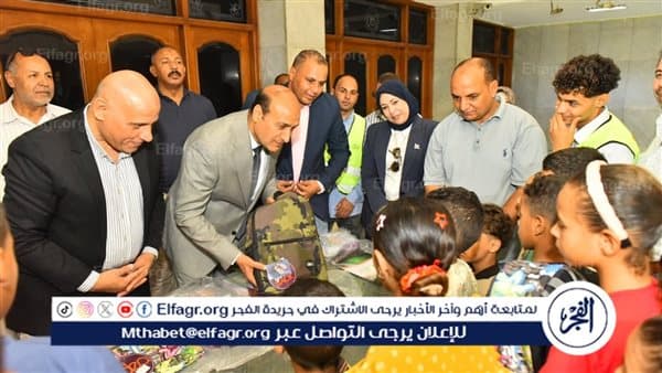 محافظ أسيوط يوزع 500 حقيبة مدرسية على الأيتام