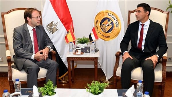وزير الصناعة يبحث التعاون مع السفير الإسباني
