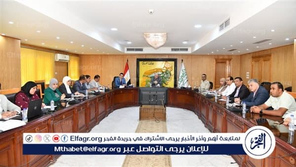 محافظ الفيوم يناقش تراخيص الاستثمارات ببحيرة قارون
