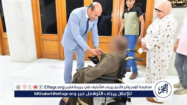 محافظ أسيوط يسلم كرسيًا متحركًا لذوي الهمم