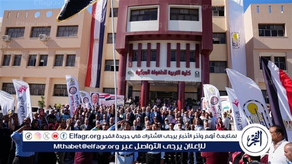 رئيس جامعة أسيوط يحيي العلم مع الطلاب