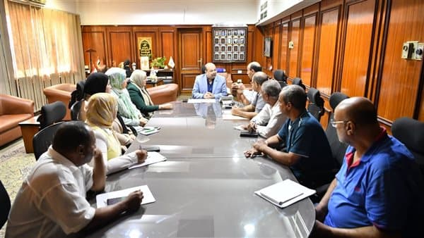 محافظ قنا يهيئ للاحتفال بيوم السياحة