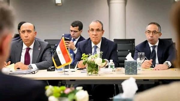 وزير الخارجية يناقش تعزيز العلاقات مع بريطانيا