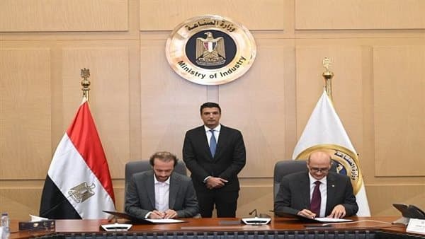 وزير الصناعة يطلق أول روبوت مصري