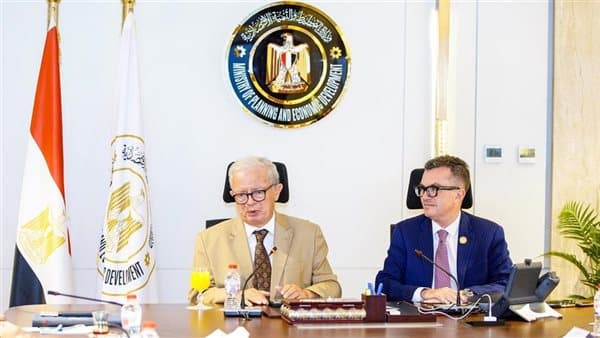 وزير التخطيط يناقش تمويل البنية التحتية مع بنك الاستثمار الأوروبي