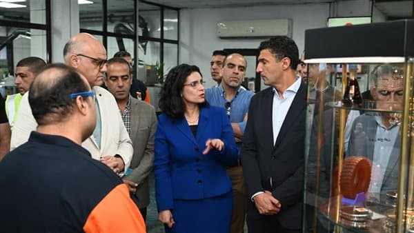 وزير الصناعة يزور مصنع الكربون والإطارات
