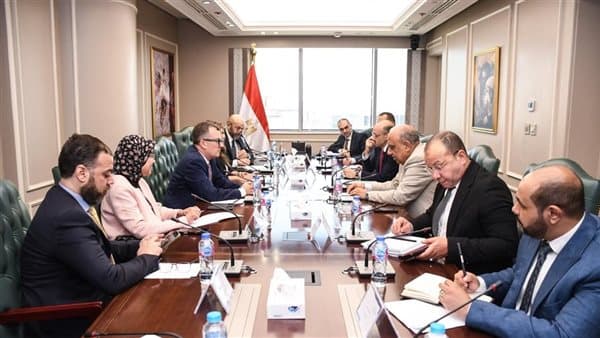 الكهرباء والتخطيط تتناول استثمار تحلية المياه والعناصر النادرة