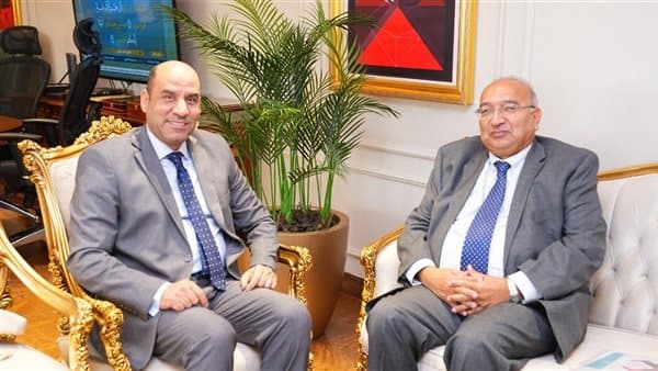 وزير العمل يناقش بدائل آمنة للشباب