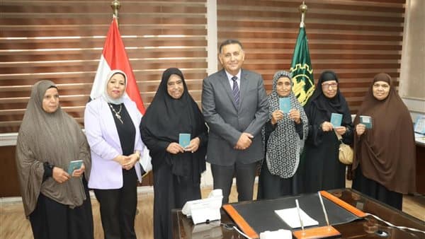 محافظ القليوبية يسلم جوازات ل5 سيدات لأداء العمرة