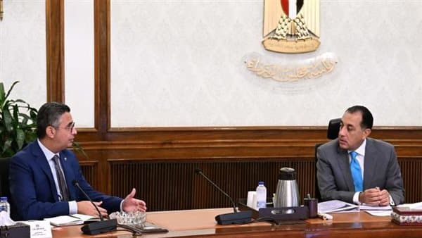 رئيس الوزراء يناقش ملفات مع وزير التموين