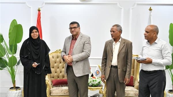 محافظ قنا يستقبل 5 فائزات برحلات عمرة