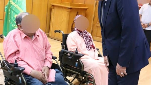 محافظ القليوبية يسلم 5 كراسي كهربائية لذوي الهمم