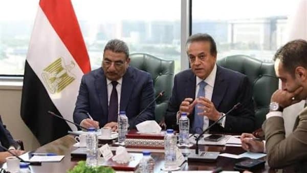 وزير الصحة يراجع تنفيذ المدينتين الطبيتين