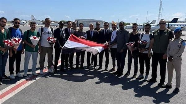 البحارة المصريون يصلون مقديشيو للعودة للقاهرة