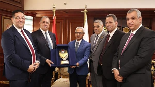 نقيب المحامين يناقش مع محافظ بني سويف تعزيز التعاون