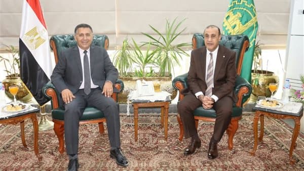 محافظ القليوبية يلتقي مدير الأمن لتحسين الانضباط والتسيير