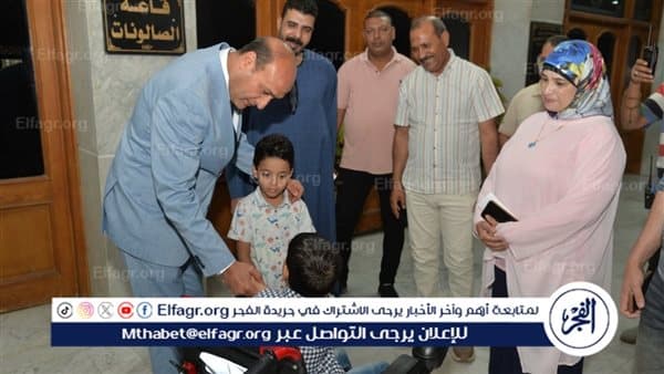 محافظ أسيوط يمنح طفل ذوي الهمم كرسيًا كهربائيًا