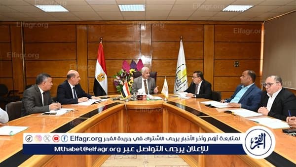 رئيس أسيوط يراجع صندوق تأمين الجامعات